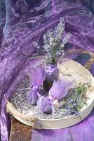 lila lavendel in vazen en lavendel zakjes, chiffon Tassen Aan een dienblad, nog steeds leven foto