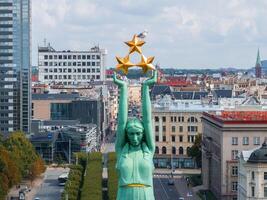 verbazingwekkend antenne visie van de standbeeld van vrijheid milda in Riga foto