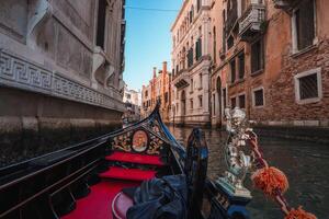 rustig gondel glijden langs Venetië kanaal, vastleggen sereen schoonheid van Italiaans zomer foto