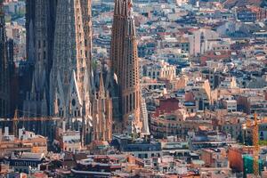 detailopname visie sagrada familia's torenspitsen stijgende lijn tegen Barcelona's horizon foto