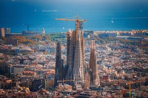 expansief panoramisch visie van sagrada familie, Barcelona horizon, Spanje foto