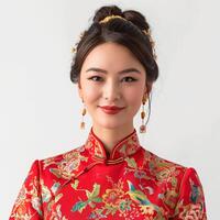 ai gegenereerd een vrouw in een rood traditioneel Chinese jurk en een kleurrijk fan. foto