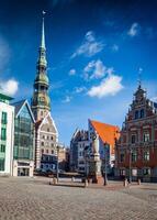 Riga stad- hal plein en st. peter's kerk foto