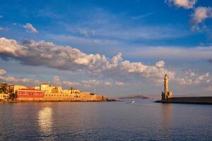 boot in pittoreske oud haven van chania, Kreta eiland. Griekenland foto