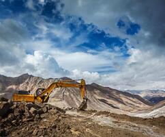 weg bouw in bergen Himalaya foto