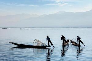 traditioneel Birmees visser Bij inle meer, Myanmar foto