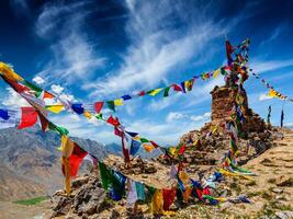 boeddhistisch gebed vlaggen in Himalaya foto