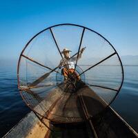 Birmese visser bij Inlemeer, Myanmar foto