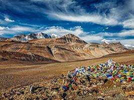 boeddhistisch gebed vlaggen in Himalaya foto