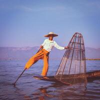 traditioneel Birmees visser Bij inle meer Myanmar foto