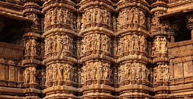 beroemd steen snijwerk sculpturen van khajuraho foto