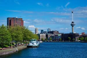 Rotterdam stadsgezicht met euromast observatie toren foto