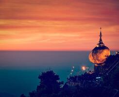 gouden rots - kyaiktiyo pagode, Myanmar foto