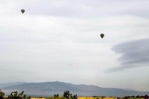 ballonnen in de lucht. lucht toerisme in ballon. foto