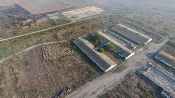 de gebouw van een oud boerderij voor vee. top visie van de boerderij. opslagruimte van balen van hooi Aan de oud boerderij foto