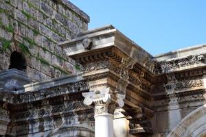 van hadrianus poort, Antalya mijlpaal. oude bouw van de poort van hadrian foto