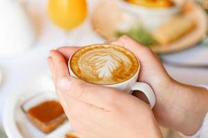 koffie latte blad handen