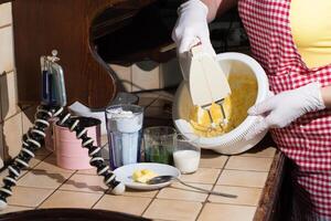 vrouw Koken spinazie muffin stap door stap, kneden ingrediënten met menger foto