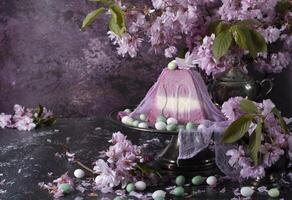 zoet wrongel orthodox Pasen Aan de achtergrond van Purper sakura, traditioneel voedsel foto