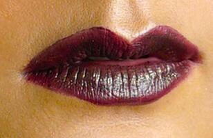 mooi jong vrouw gezond lippen. vrouw lippen met levendig lippenstift kleur. lip zorg en schoonheid foto