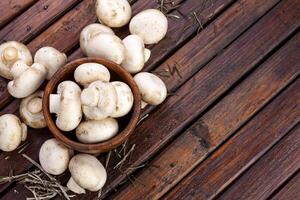 champignons hoop Aan hout achtergrond. top visie. foto