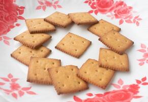 gezouten koekjes. snacks dat zijn veel gezouten en zo zoetheid gemaakt met maïs stijfsel, eetbaar groente oliën en melk producten. foto