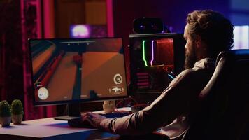Mens in donker leven kamer spelen videogame Aan gaming pc Bij computer bureau, ontspannende door het schieten vijanden. gamer vechten vliegend robots in online een speler schutter van neon lichten overladen huis foto