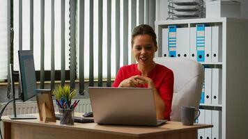 vrouw pratend Aan video telefoontje gebruik makend van laptop zittend Aan kantoor. manager werken met bedrijf van een afstand team bespreken chatten hebben virtueel online conferentie, ontmoeting, webinar met internet technologie foto