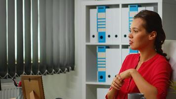 vrouw pratend Aan video telefoontje en glimlachen gedurende online conferentie. freelancer werken met bedrijf van een afstand team bespreken chatten hebben virtueel online ontmoeting, webinar gebruik makend van internet technologie foto