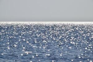 zee lijn van de horizon. zee en lucht. de golven en schittering van de zon zijn weerspiegeld van de golven van de zee. zeegezicht. foto