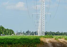 transmissie toren Aan een achtergrond veld- van soja bonen foto