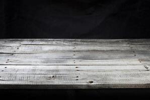 donkere houten tafel voor montage van productvertoning foto