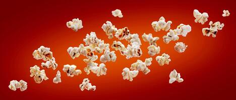 popcorn geïsoleerd Aan rood achtergrond. vallend of vliegend popcorn. detailopname foto