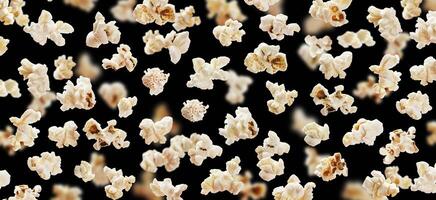 vliegend popcorn geïsoleerd Aan zwart achtergrond foto