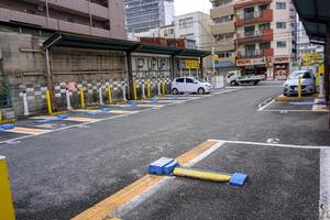 Osaka stad, Japan, 2023 - munten parkeren veel Diensten zijn heel populair in Japan. omdat de Japan wet staat toe burgers naar hebben auto's, nodig hebben naar hebben ruimte voor hun eigen parkeren. foto