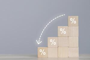 hout kubus blok met verkoop afgenomen volgens naar wereld economisch trends. foto