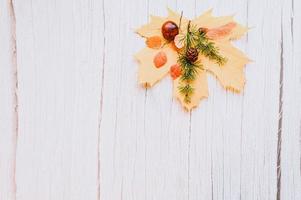 gouden herfst herfstbladeren plat liggend foto