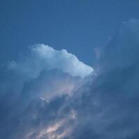 bliksemschichten in storm wolken foto