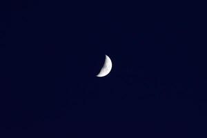 de maan in de nacht lucht foto