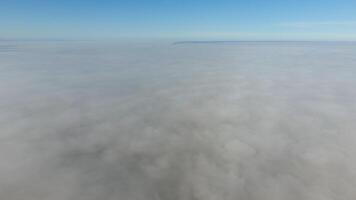 mist bovenstaand de grond. top visie van de mist. laag wolken. ochtend- de nevel condensatie. het schieten met een dar foto