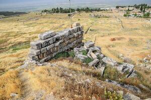 top visie van de uitgraving plaats in geruïneerd oude stad van hierapolis. de stoffelijk overschot van vernietigd gebouwen en kolommen. foto