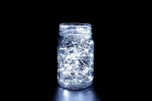 wit fee licht in een glas kan, in de donker, rustig fotografie foto
