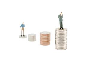 twee miniatuur mensen wandelen en staand Aan stapel van nieuw Thais baht munten, geïsoleerd Aan wit achtergrond. bedrijf en financiën concept. foto