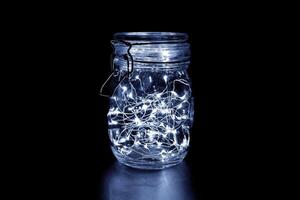 wit fee licht in een glas kan, in de donker, rustig fotografie foto