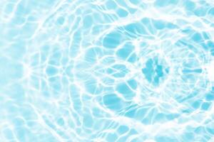 water oppervlak. blauw water golven Aan de oppervlakte rimpelingen vervaagd. onscherp wazig transparant blauw gekleurde Doorzichtig kalmte water oppervlakte structuur met plons en bubbels. water golven met schijnend patroon. foto