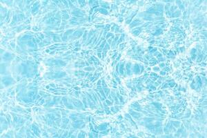 water oppervlak. blauw water golven Aan de oppervlakte rimpelingen vervaagd. onscherp wazig transparant blauw gekleurde Doorzichtig kalmte water oppervlakte structuur met plons en bubbels. water golven met schijnend patroon. foto