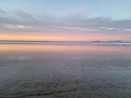 zonsondergang Aan famara strand Aan Lanzarote eiland foto