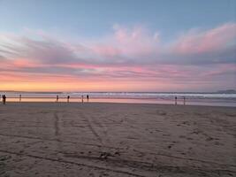 zonsondergang Aan famara strand Aan Lanzarote eiland foto