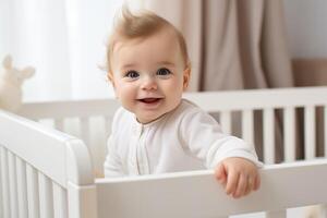 ai gegenereerd portret van een lachend baby staand in een wieg en op zoek Bij de camera. foto