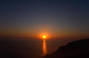 dageraad over- de zee. zee van azov. zonsopkomst. foto